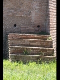 00597 ostia - regio v - insula xii - horrea (v,xii,2) - taberna ii - treppe re hinten.jpg